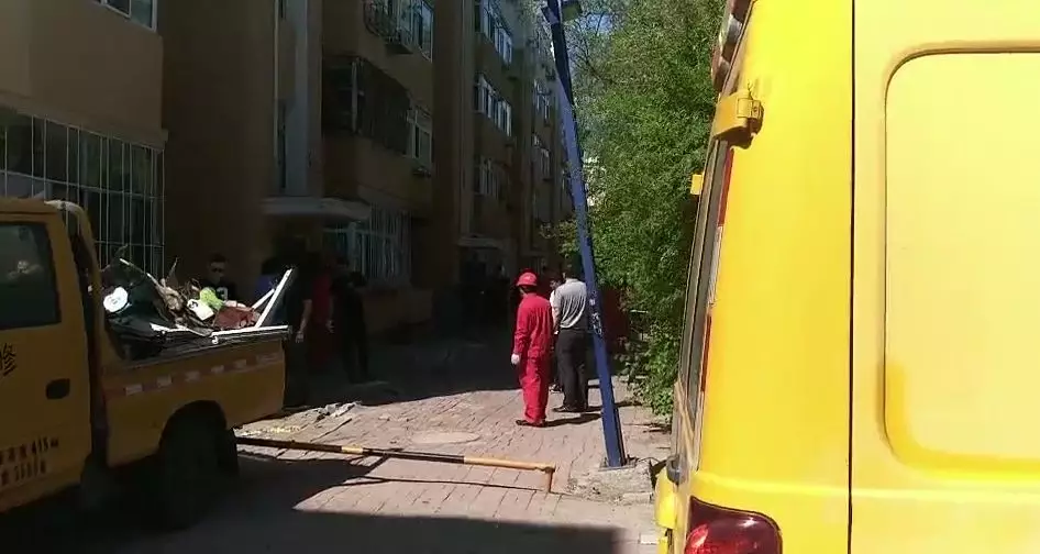 今晨，大慶經五街2-41號樓二單元一樓發生燃氣爆炸！